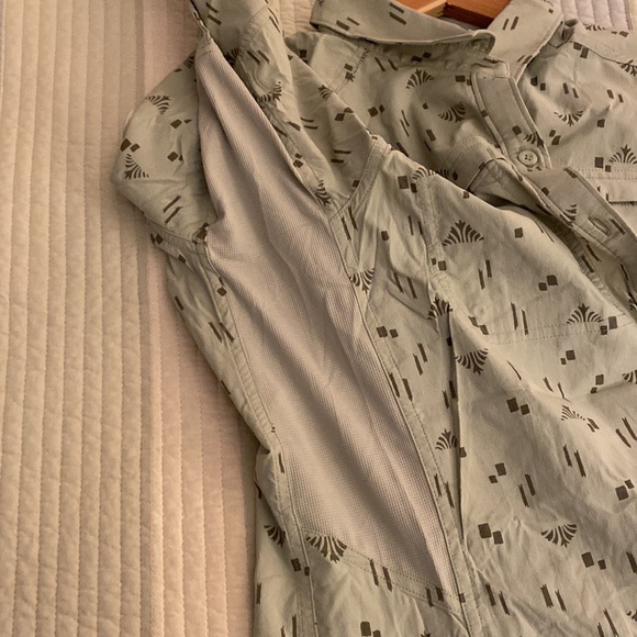 Like New REI WOMENS shirt - Picture 5 of 7